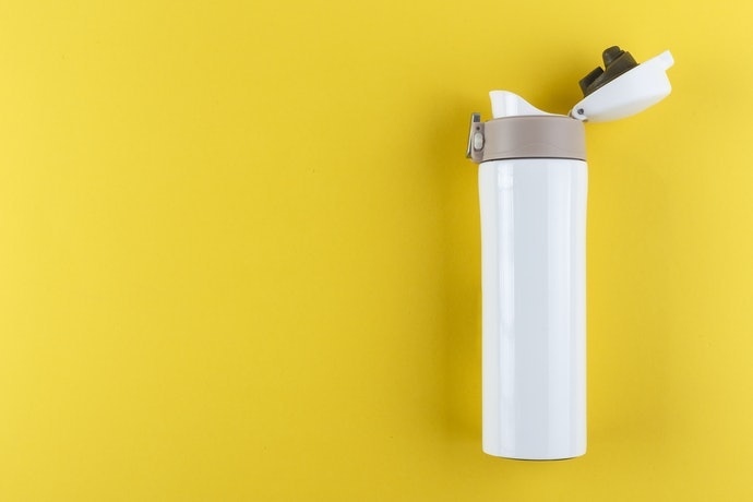 Nên Chọn Bình Nước Dung Tích 350 - 500 mL, Chất Liệu Nhựa Nhẹ, Có Dây Đeo Hoặc Túi Đựng