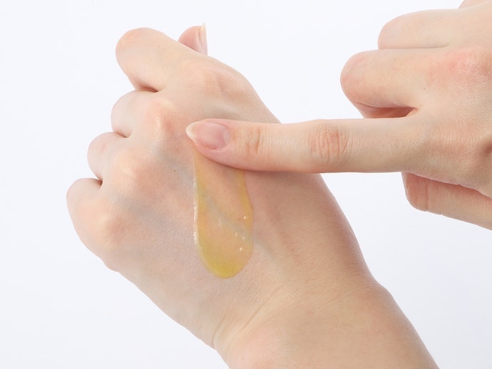 Tóc Hư Tổn Nặng: Sử Dụng Dầu Tóc Dưỡng Ẩm Chuyên Sâu