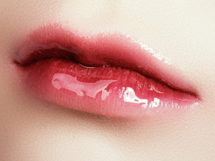 Hiệu Ứng “Glossy”: Đôi Môi Căng Mọng Quyến Rũ cho Những Buổi Hẹn Hò