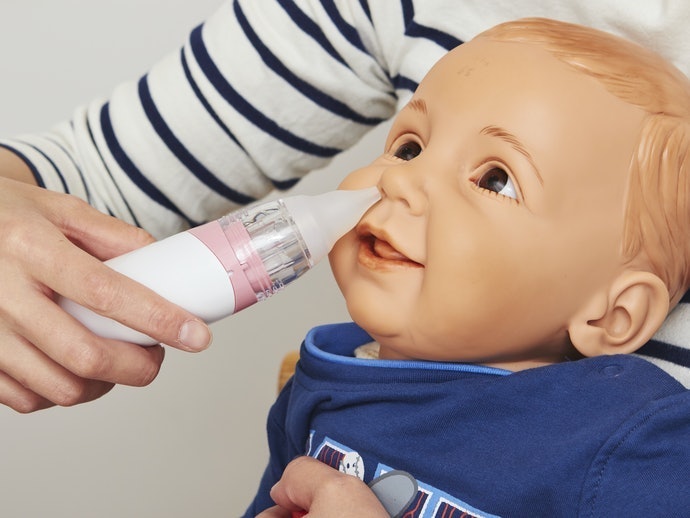 Với Bé Dưới 1 Tuổi, Nên Chọn Dụng Cụ Hút Mũi Dạng Ống (Dây), Dạng Bóng Bóp Hoặc Máy Cầm Tay