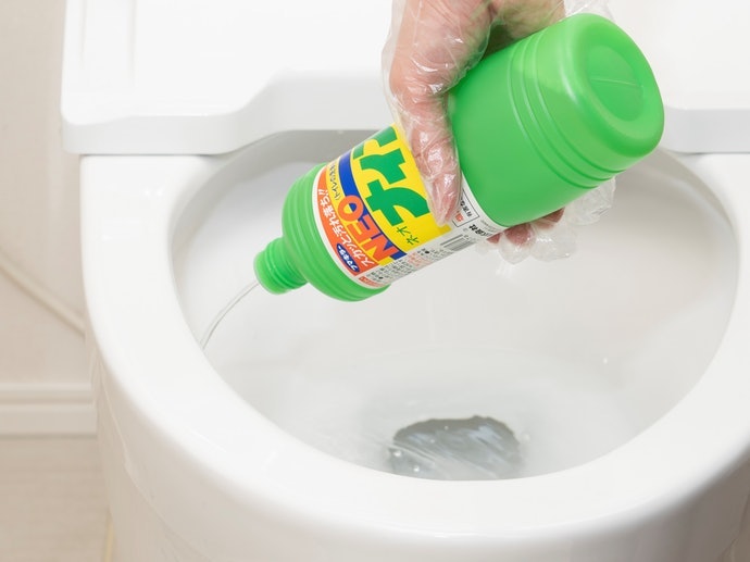 Nước Tẩy Bồn Cầu Axit: Loại Bỏ Vết Bẩn Dạng Rắn Cứng Đầu
