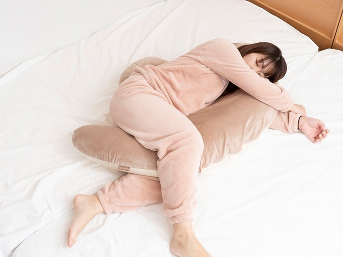 Mẹ Bầu Phù Nề Chân, Đau Lưng Nhiều Nên Chọn Gối Chữ F