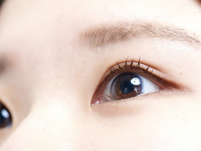 Mascara Làm Cong Mi: Giữ Cho Hàng Mi Cong Vút Suốt Ngày Dài