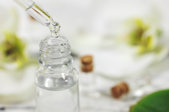 Da Mụn Nhiều Dầu: Cân Nhắc Retinol, Niacinamide