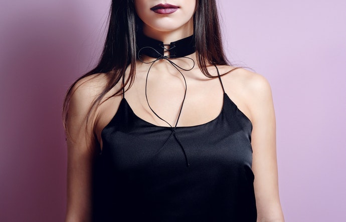 Cổ Cao: Chọn Vòng Cổ Choker Bản Rộng