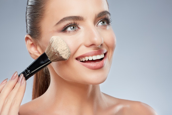 Make Up Tone Tây: Chọn Phấn Có Finish Lì Và Có Độ Che Phủ Cao