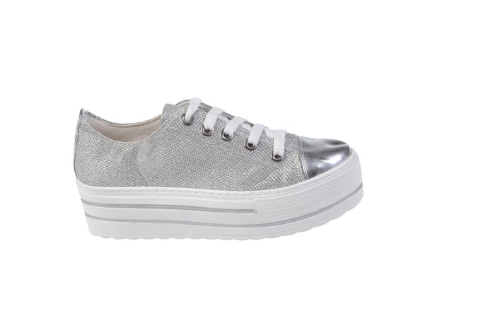 Người Muốn Tạo Sự Thu Hút Nhưng Không Quá Lộ Liễu, Chọn Sneaker Đế Cao 5 - 10cm