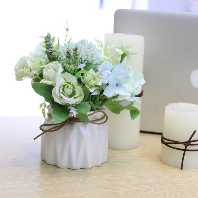 Nếu Thích Hoa Cắm Sẵn: Chọn Hoa Giả Được Thiết Kế Đẹp Mắt, Chất Liệu Bình Cắm Phù Hợp