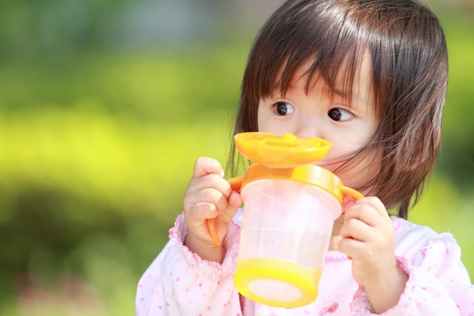 Chọn Bình Bằng Chất Liệu Silicone Nhẹ, Mềm. Ưu Tiên Loại Có Tay Cầm Giúp Bé Dễ Dàng Cầm Nắm