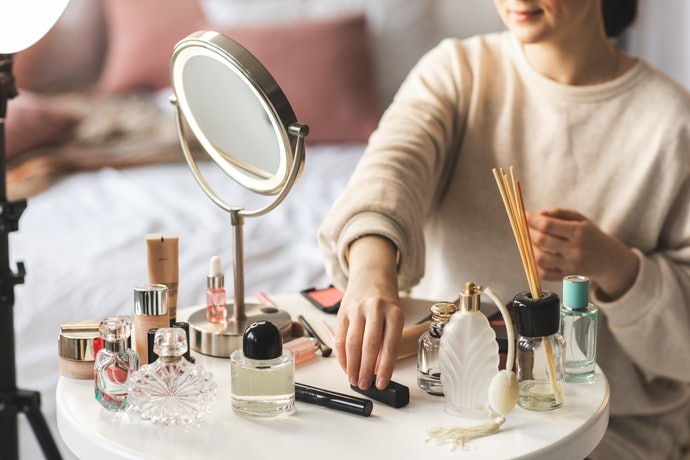 Gương Tròn Nhỏ Gọn: Vừa Đủ Cho Nhu Cầu Trang Điểm