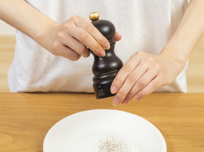 Loại Xay Bằng Hai Tay: Dễ Điều Chỉnh Lượng Tiêu Cần Xay