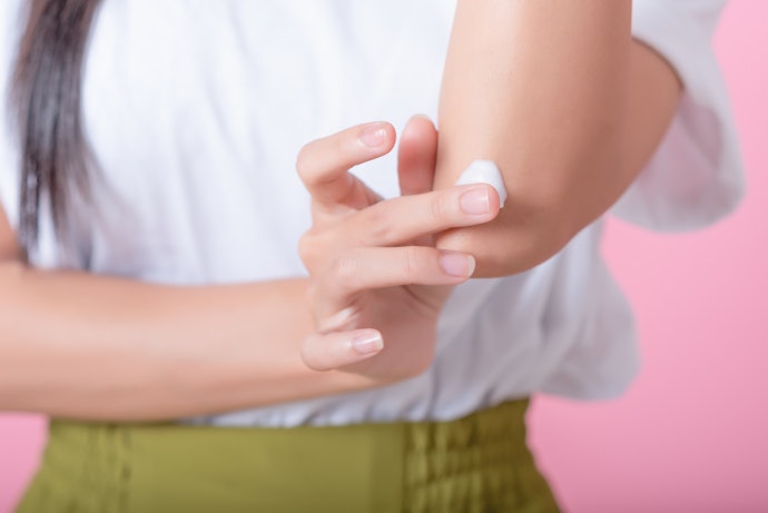 Làm Sáng Vùng Da Xỉn Màu Tại Đầu Gối, Khuỷu Tay, Mông: Chú Ý Dưỡng Ẩm Và Tẩy Da Chết