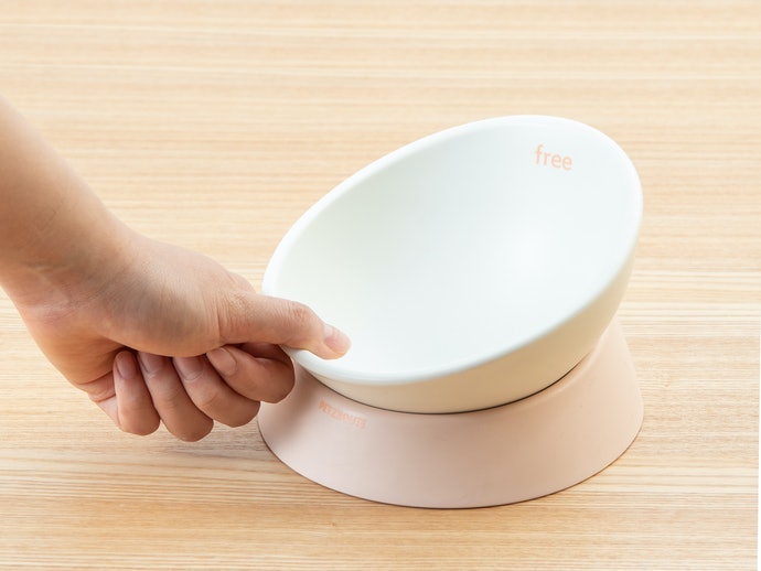 Chọn Khay Nông Và Không Bị Trượt Cho Cún Mõm Ngắn