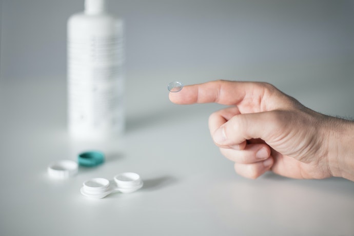 Nước Ngâm Lens Chứa Hạt Chà Xát: Loại Bỏ Vết Bẩn Tối Ưu