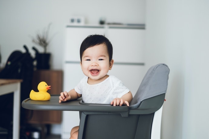 Nếu Dùng Ghế Cho Bé Ngồi Ăn Dặm, Cân Nhắc Ghế Tập Ngồi Có Khay Ăn