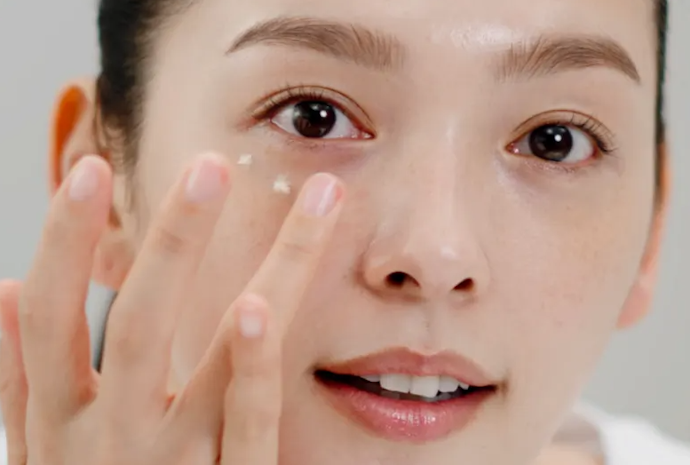 Da Mắt Khô: Ưu Tiên Thành Phần Dưỡng Ẩm Như HA, Ceramides, v.v.