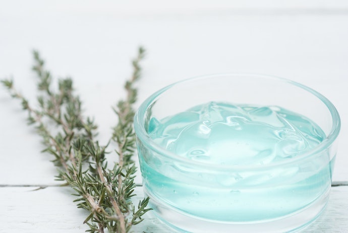 Da Dầu Nhạy Cảm: Tránh Các Thành Phần Dễ Gây Kích Ứng Như Cồn, Hương Liệu, Chất Bảo Quản