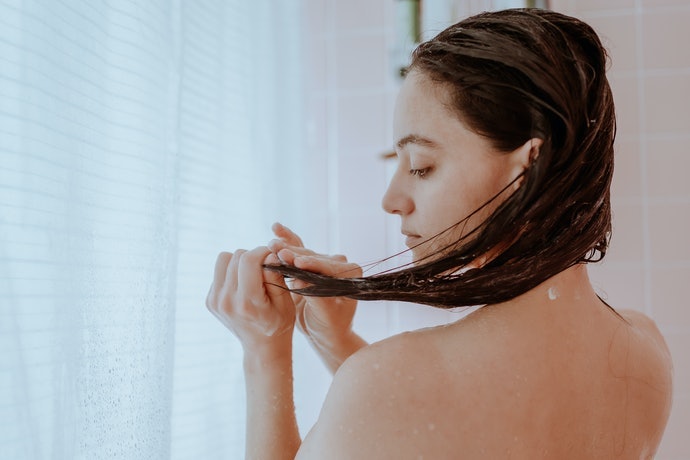 Lược Răng Thưa: Dùng Khi Tóc Ướt, Chải Tóc Khi Đang Ủ