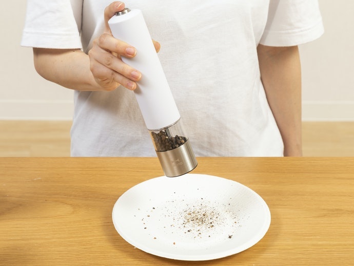Loại Xay Tiêu Điện: Xay Nhanh Chóng, Không Cần Dùng Lực