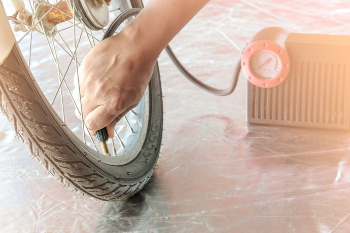 Bơm Xe Đạp Bằng Điện Nhanh, Không Tốn Sức