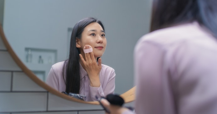 Make Up Douyin, Phong Cách Hàn Quốc: Chọn Phấn Phủ Có Finish Bóng Khỏe, Tươi Tắn