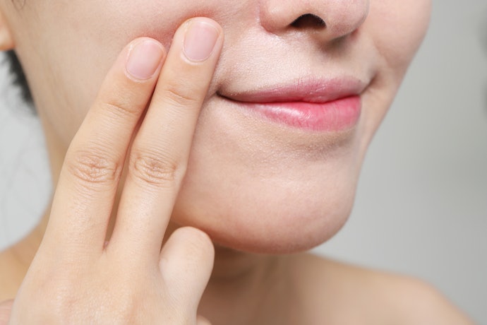 Da Nhạy Cảm Khô: Ưu Tiên Thành Phần Cấp Ẩm, Bổ Sung Nước Như Ceramide