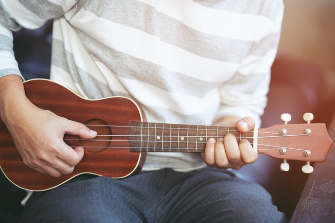 Ukulele Tenor Cho Âm Thanh Sâu Lắng, Phong Phú Và Đa Dạng Sắc Độ