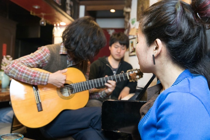 Đàn Guitar Mini Nhỏ Hơn Cả Folk Dành Cho Trẻ Em