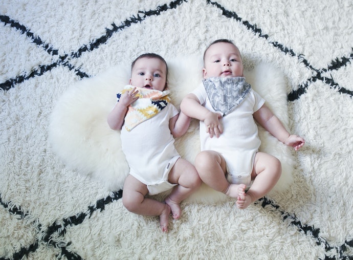 Yếm Khăn Bandana: Hoa Văn Đẹp Mắt, Dành Cho Trẻ Chảy Nước Bọt Nhiều