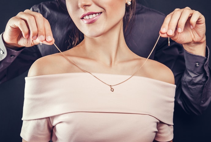 Trang Sức, Mỹ Phẩm: Món Quà Mang Đến Niềm Vui Bất Ngờ