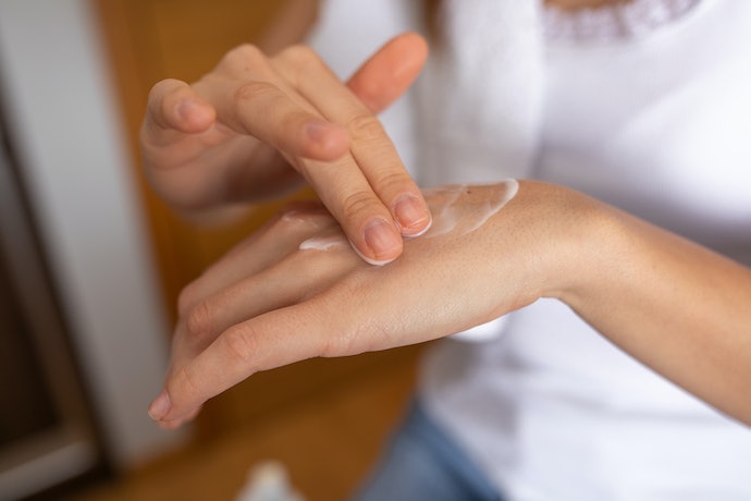 Da Bị Khô, Ngứa: Chọn Thành Phần Dưỡng Ẩm Như Glycerin, Hyaluronic Acid, Lô Hội. Cân Nhắc Thành Phần Dịu Da, Kháng Khuẩn Như Nano Bạc, Kẽm Oxit