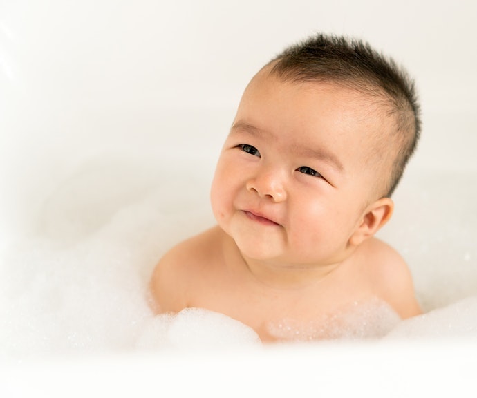 Ưu Tiên Thành Phần Dưỡng Ẩm Như Dầu Từ Hạt Hoa Hướng Dương, Tinh Chất Dừa, Dầu Bơ, Glycerin v.v.