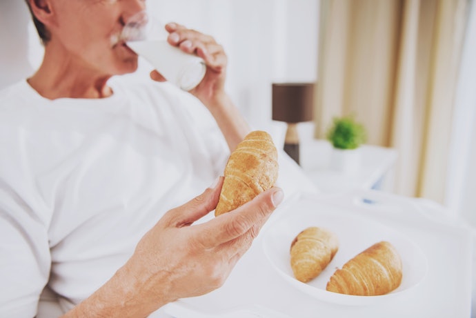 Người Có Vấn Đề Về Hệ Tiêu Hóa: Chọn Sữa Bổ Sung Chất Xơ