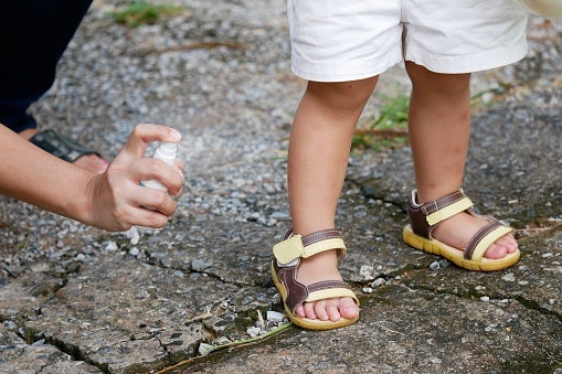 Xịt Đuổi Côn Trùng Lên Da Và Quần Áo Trước Khi Ra Ngoài
