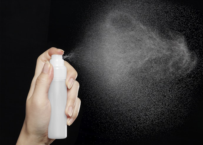 Hạn Chế Xịt Trực Tiếp Lên Mặt