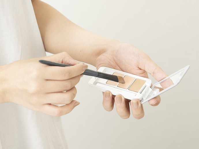 Lấy Đủ Lượng Concealer Lên Cọ