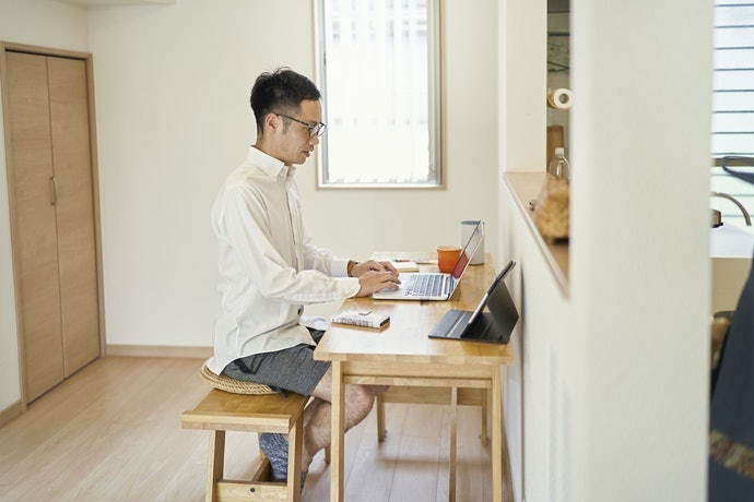 Bàn Chữ U Phổ Thông: Dễ Bố Trí Với Mọi Kiểu Phòng