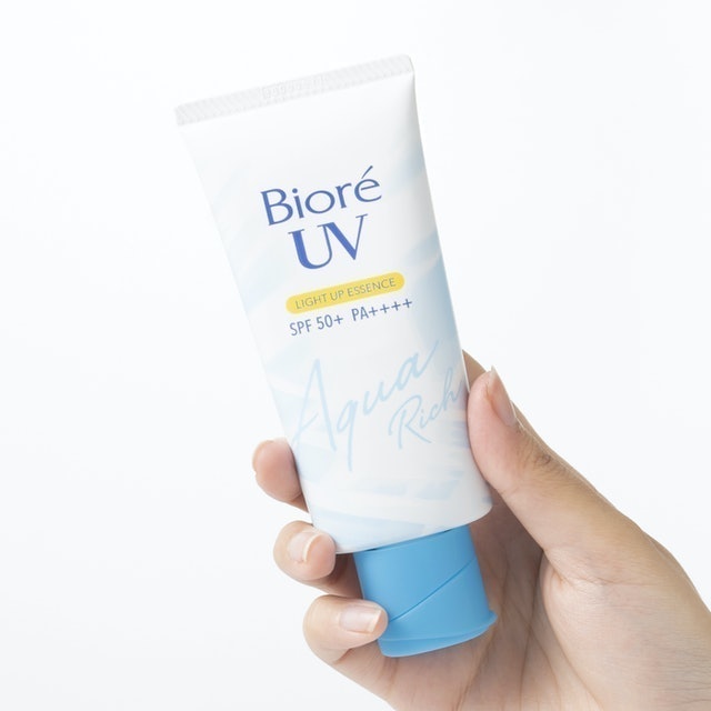 Biore UV Aqua Rich Light Up Essence 4