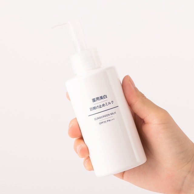 Medicated Whitening Sunscreen Milk 4
