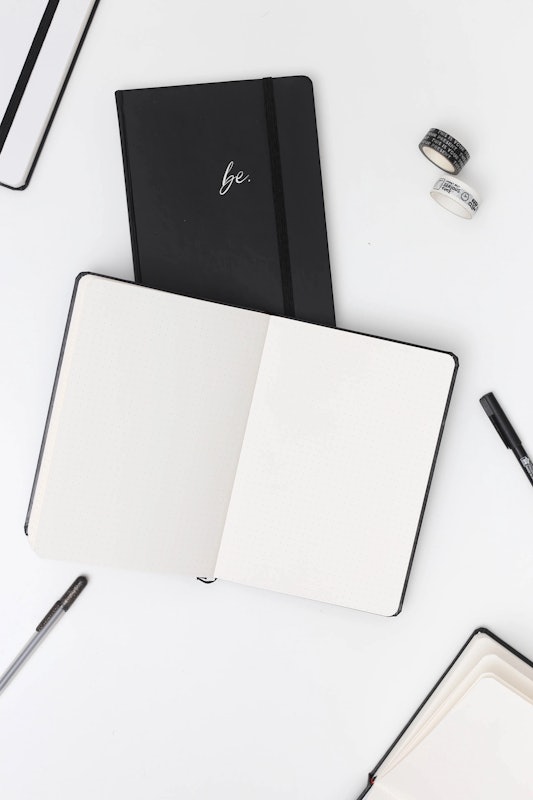 Sổ Nhật Ký Dotgrid Be - The Black Book 2