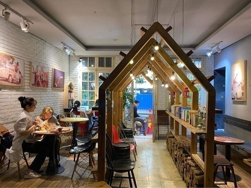Hoa 10 Giờ Floral & Book Café 4