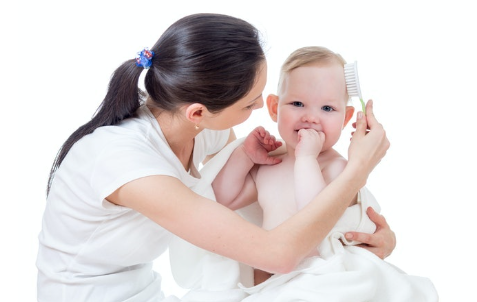 Không Nên Dùng Lược Để Chải Mạnh Hoặc Cạy "Cứt Trâu" Cho Bé