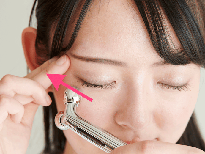 Xung Quanh Mắt: Mát Xa Nhẹ Nhàng Từ Trong Ra Ngoài!