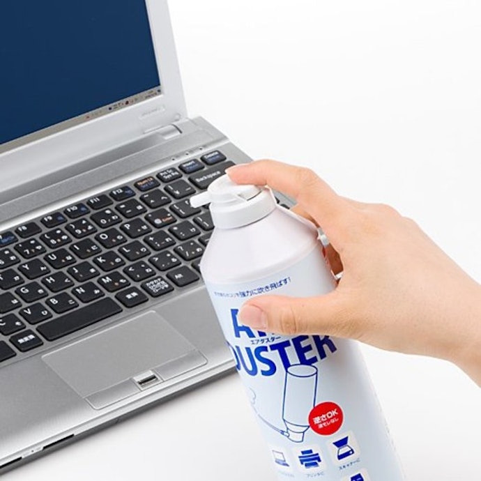 Dọn Sạch Bụi Bẩn Bằng Air Duster Và Chổi Quét