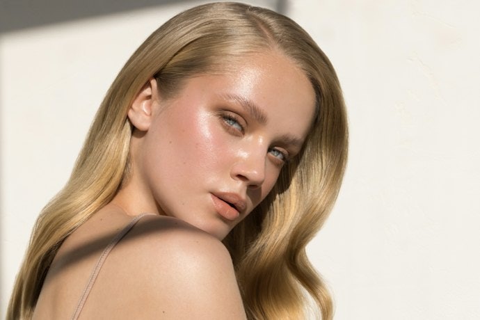 Da Khô Nên Chọn Kem Nền Có Nhãn Hydrating, Moisturizing, v.v. Giúp Tạo Finish Glow Hoặc Dewy