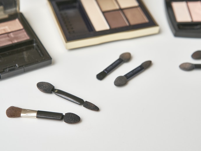 Di Chuyển Nhiều, Cần Sửa Lại Make Up Mắt, Nên Chọn Bảng Phấn Có Gương Trang Điểm Và Cọ Đi Kèm