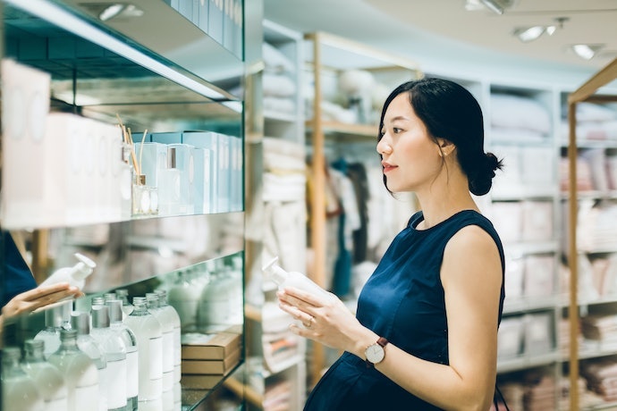 Ưu Tiên Chọn Những Loại Xịt Phòng Đến Từ Thương Hiệu Uy Tín Và Có Thành Phần Lành Tính Để Đảm Bảo An Toàn