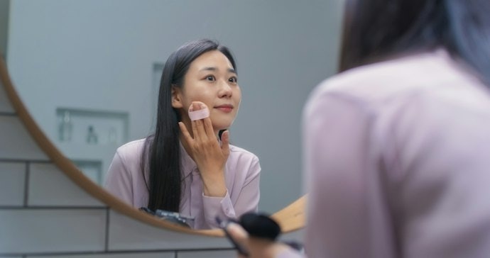 Make Up Kiểu Douyin: Chọn Kem Lót Tạo Độ Lấp Lánh Và Bắt Sáng. Cân Nhắc Kem Lót Màu Tím Để Khử Sắc Vàng Trên Da
