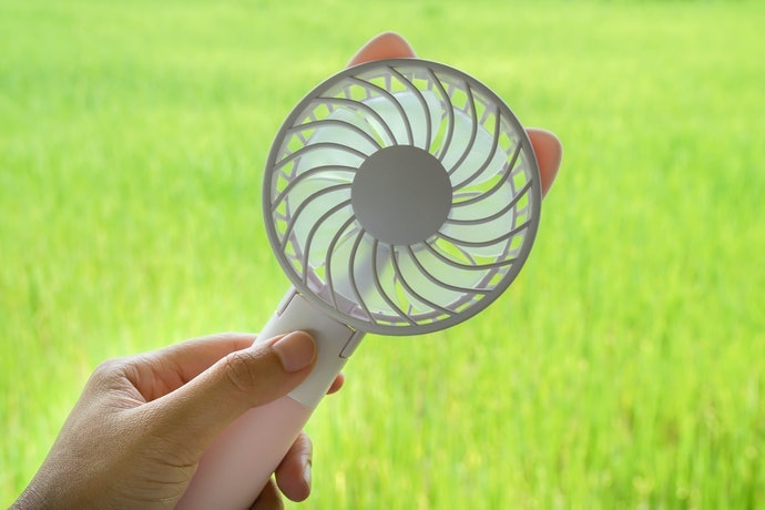Quạt Mini Cầm Tay: Nhỏ Gọn, Thuận Tiện Khi Di Chuyển