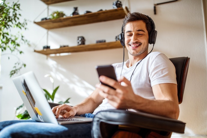 Nghe Nhạc Bằng Tai Nghe Có Dây Dễ Dàng Với Thiết Kế Jack Cắm
